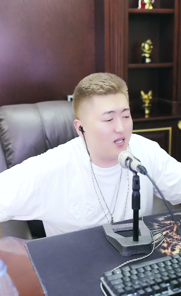 小洲自曝从未拿过签约费，在YY已无对手！担心大佛与女主播一层，佛嫂亲自规划(图1)