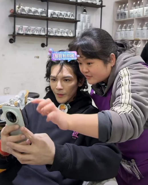 向佐今晚找晓华理发，开心极了！天佑讲述见李四啥也没掏到(图3)