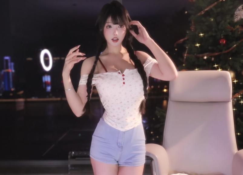 在斗鱼能穿得“好看”一点跳舞,米娜自曝合约内容,续约了12年?(图2)