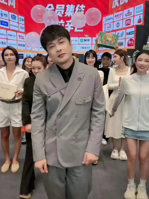 辛巴自曝某音10位数挖过自己！婉拒平台出山，蛋蛋替师出征！(图5)