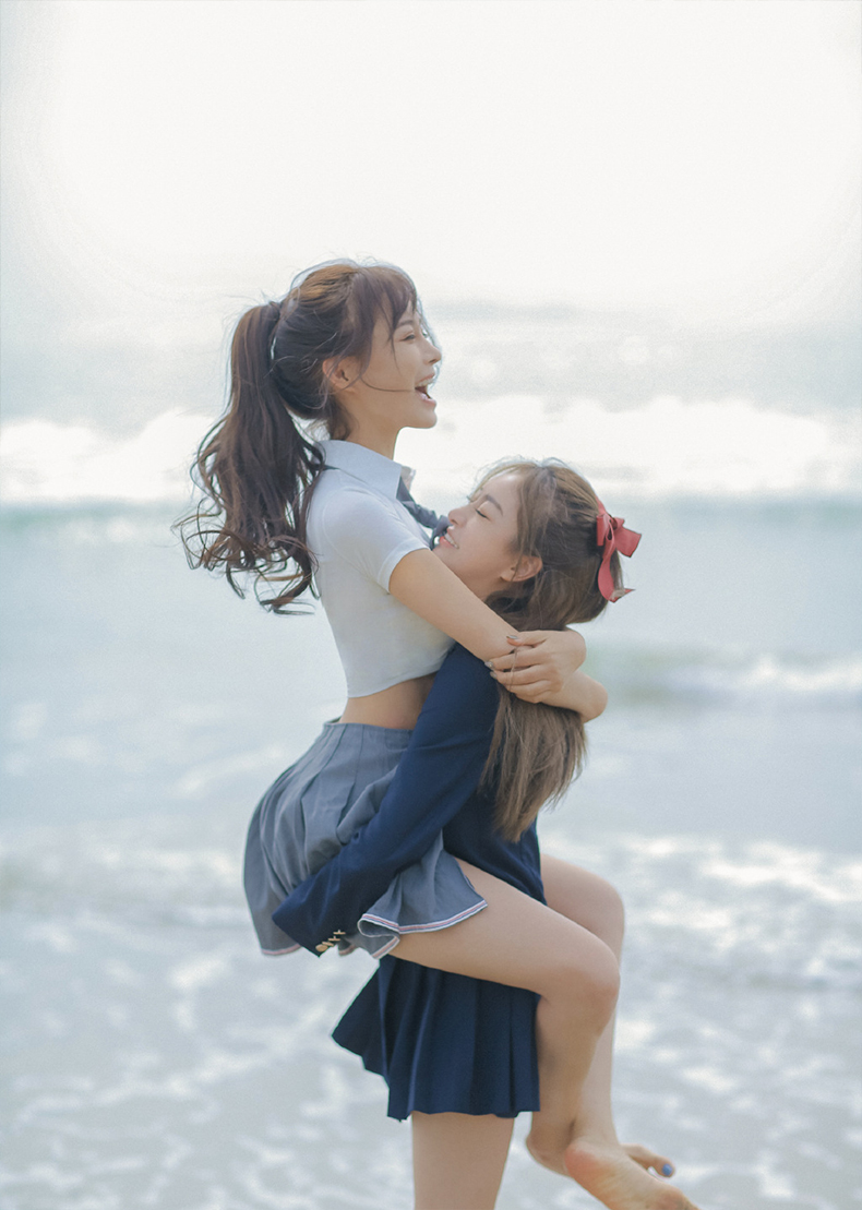 YY美女人气主播芮甜甜与妹妹小盼盼性感生活写真照片第5张