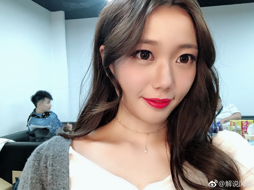 YY直播解说风筝、绝地求生女解说风筝写真图集第2张