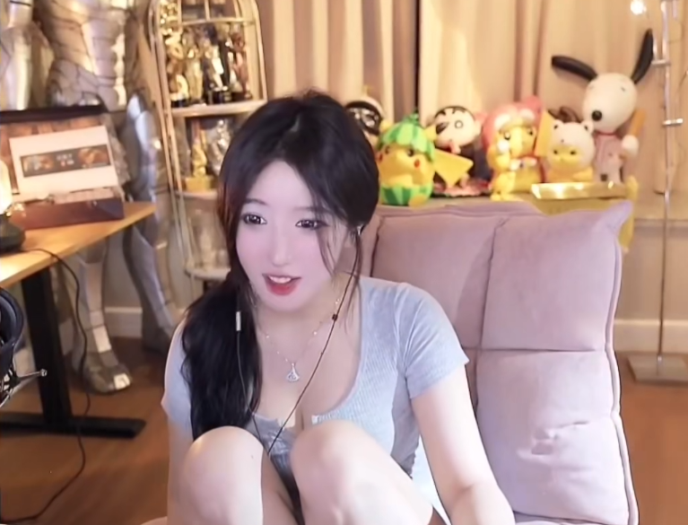 我哪有不雅内容了？呆妹儿爆斗鱼集体涨工资，直播健身遭多次违规(图2)