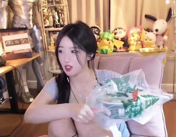 我哪有不雅内容了？呆妹儿爆斗鱼集体涨工资，直播健身遭多次违规(图3)