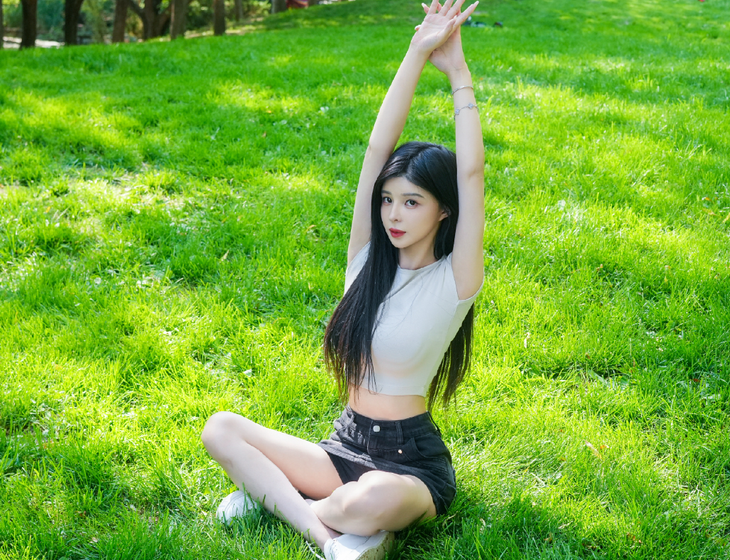 苏恩复播展示“潮流”裙子,好身材小蛮腰尽显,透露仍会留在斗鱼(图1)