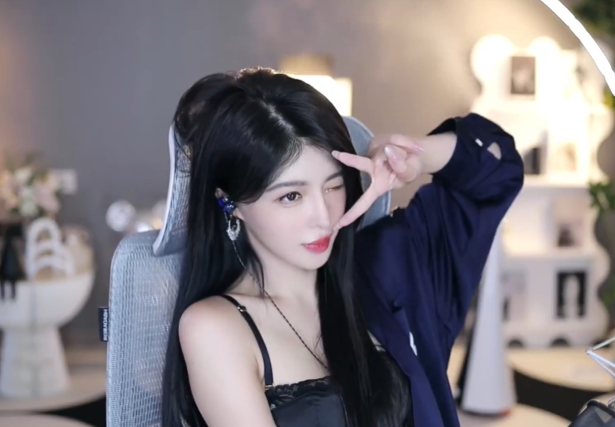 苏恩复播展示“潮流”裙子,好身材小蛮腰尽显,透露仍会留在斗鱼(图2)