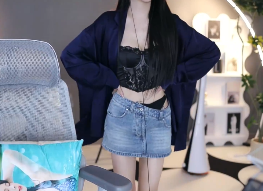 苏恩复播展示“潮流”裙子,好身材小蛮腰尽显,透露仍会留在斗鱼(图4)