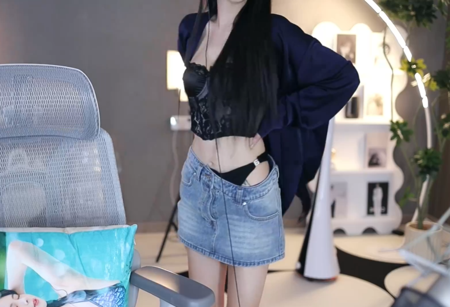 苏恩复播展示“潮流”裙子,好身材小蛮腰尽显,透露仍会留在斗鱼(图5)