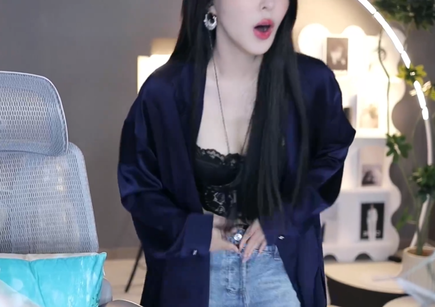 苏恩复播展示“潮流”裙子,好身材小蛮腰尽显,透露仍会留在斗鱼(图6)