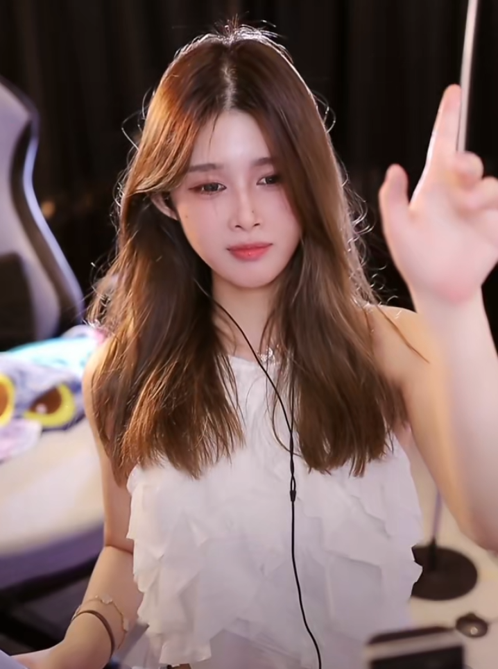 女主播公布奔现标准，得是“高富帅”的大哥，自曝收入不如在斗鱼(图2)