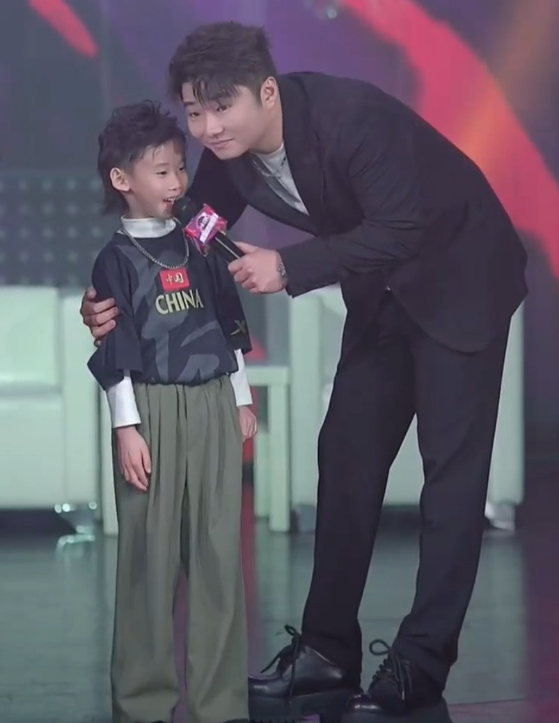 白小白公开大儿子，跟妈妈长得好像！仙洋办活动为捧如意，一月内必扛旗！(图1)