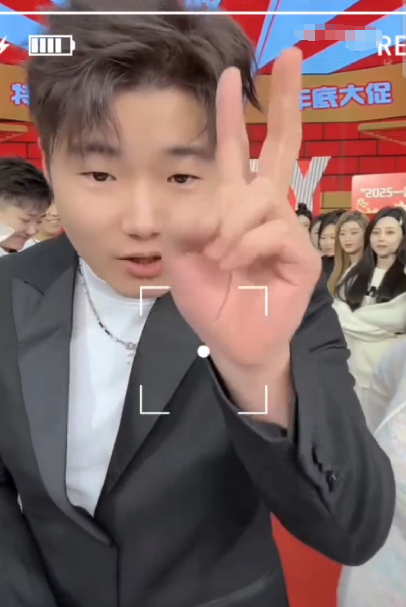 白小白公开大儿子，跟妈妈长得好像！仙洋办活动为捧如意，一月内必扛旗！(图2)