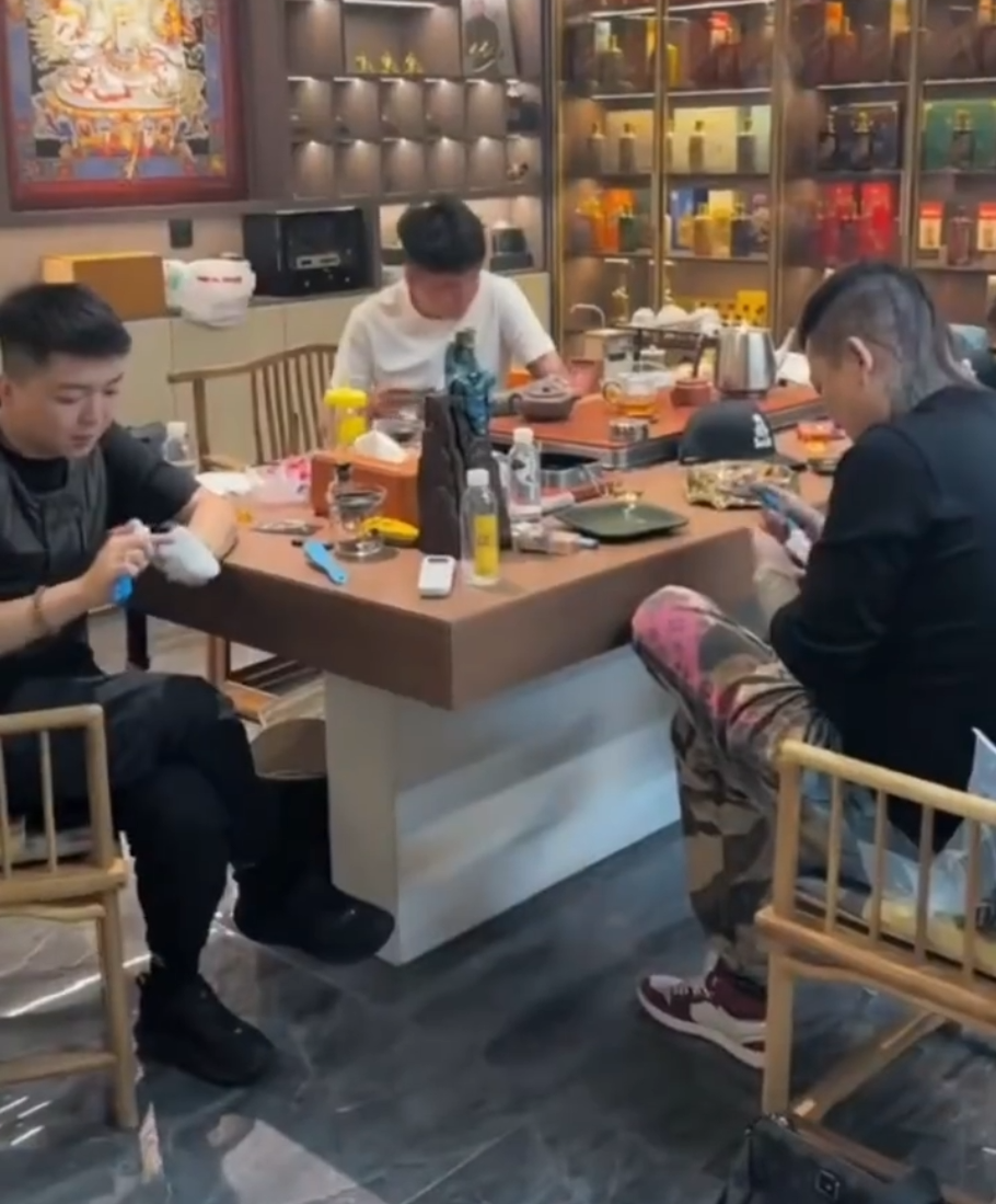 王某人说天佑情商低，再次被封是有人眼红，王小源回归巴扎黑送问界M9(图2)