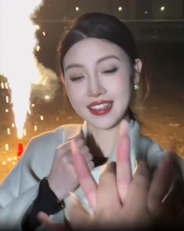 驴家桐桐老公一只手出镜，年纪应该不大！薛小婉回应何时生孩子？(图1)