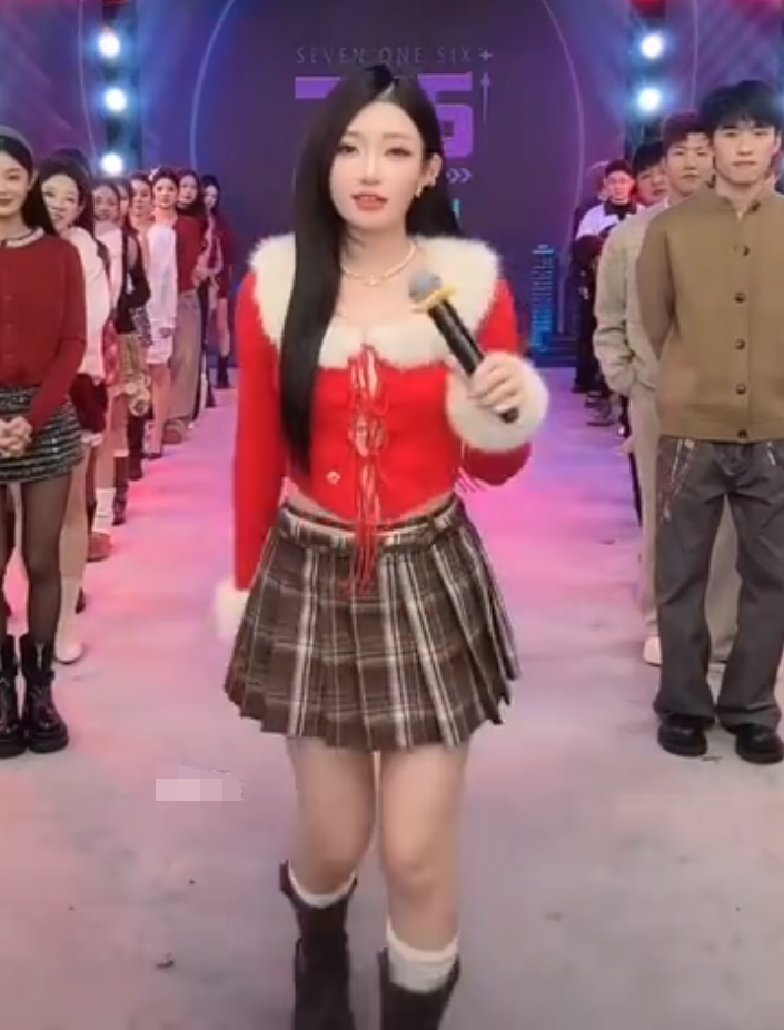 牌牌琦嫌弃小伊伊穿的漏，埋怨让其结扎？辛巴怒斥打假博主，连要饭的都不如(图1)