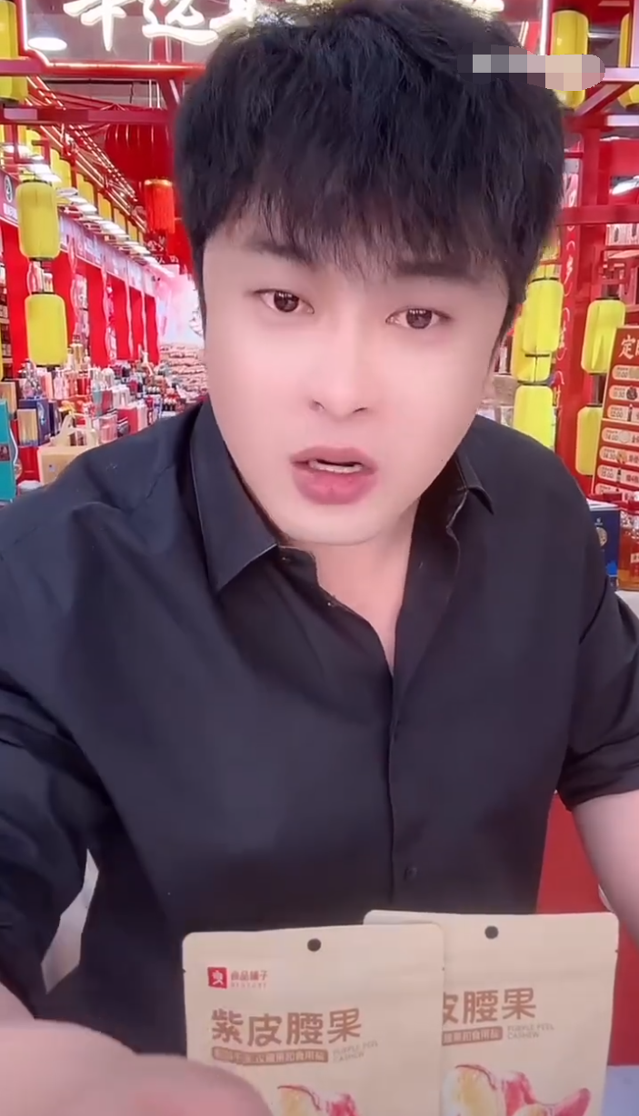 牌牌琦嫌弃小伊伊穿的漏，埋怨让其结扎？辛巴怒斥打假博主，连要饭的都不如(图4)