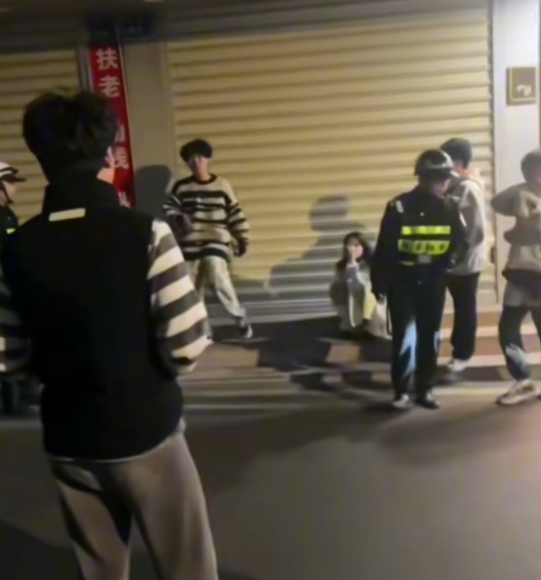 她绿我凭什么？纯爱战士老白丫应声倒地，千里突击女友当街痛哭(图2)