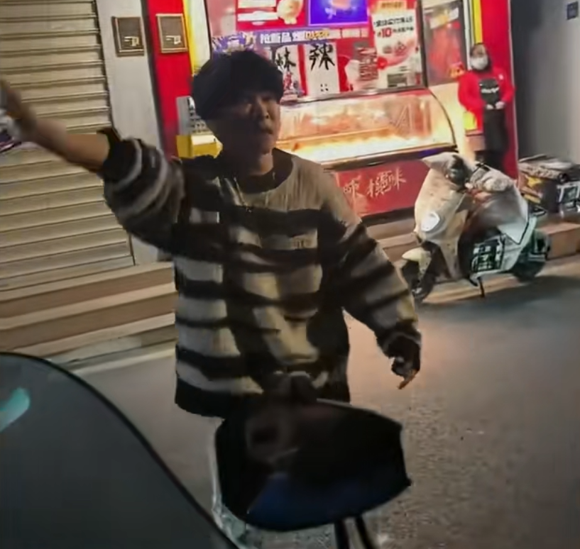 她绿我凭什么？纯爱战士老白丫应声倒地，千里突击女友当街痛哭(图3)