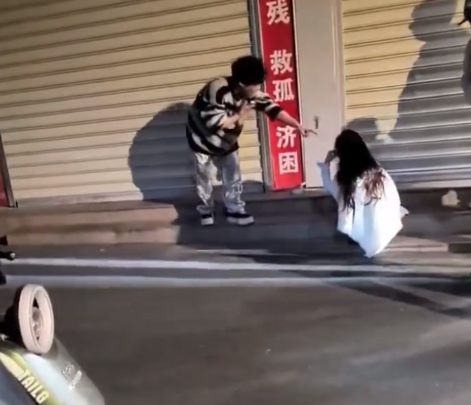 她绿我凭什么？纯爱战士老白丫应声倒地，千里突击女友当街痛哭(图5)