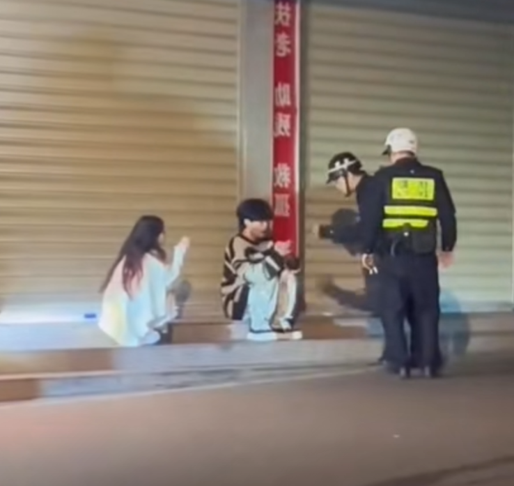 她绿我凭什么？纯爱战士老白丫应声倒地，千里突击女友当街痛哭(图6)