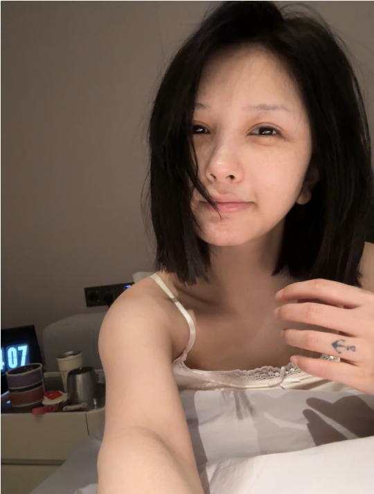 何婧婧嘲讽某个前男友整容失败？牌牌琦落泪发誓，卖1双鞋补8块？(图2)