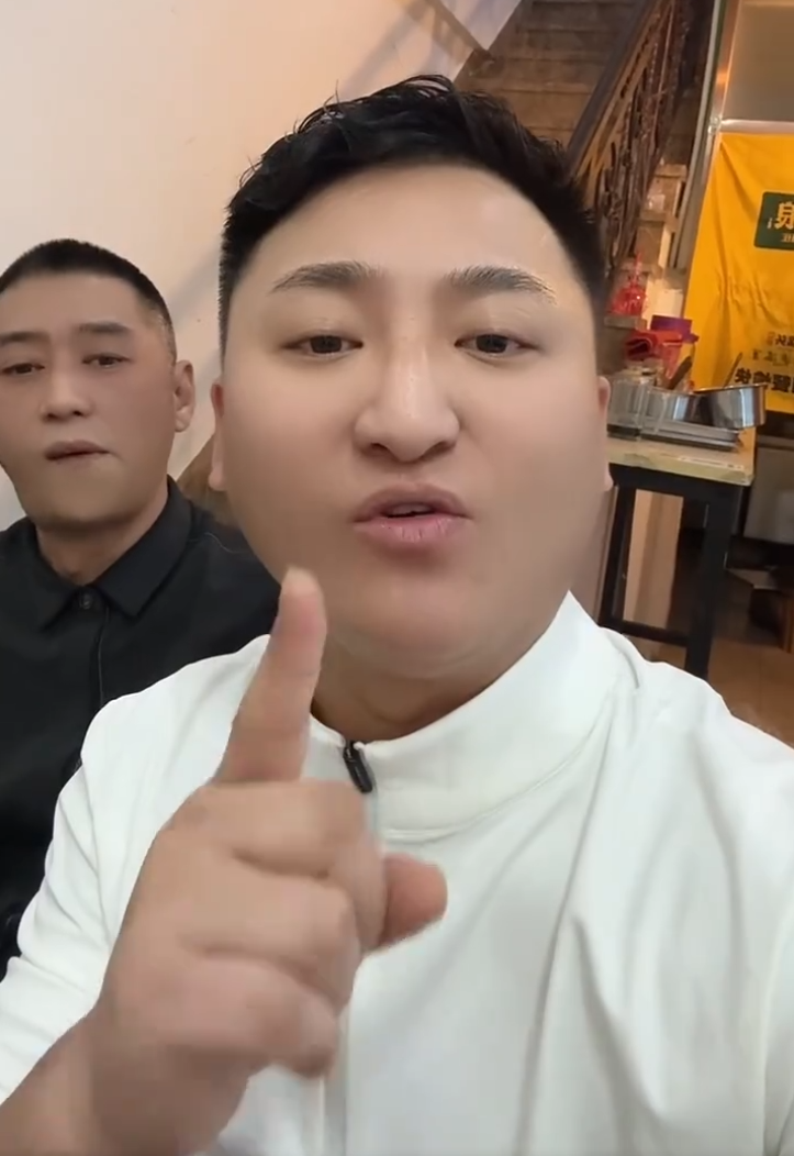 又给人“跪下”了,方丈吐槽铁岭小辉打过胜仗!白小白澄清已捐款,但不会说金额!(图1)