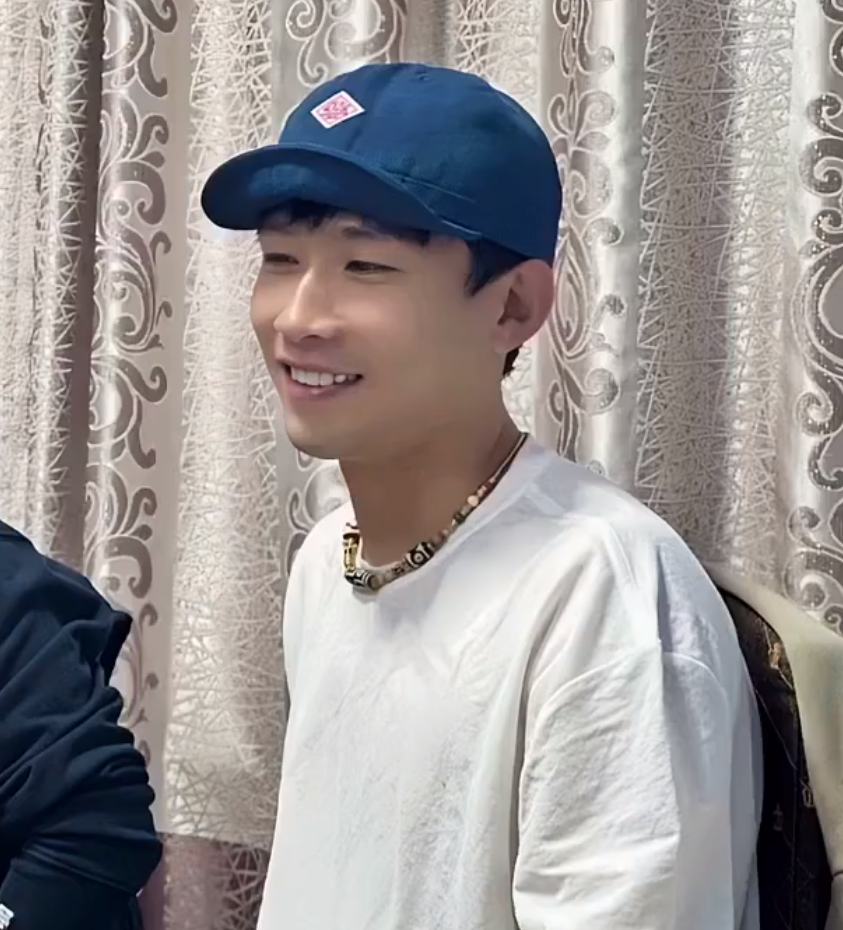 天佑内涵“铁铁”封半年公会差点黄,陈静莹交新男友,展示“草莓印”!(图2)