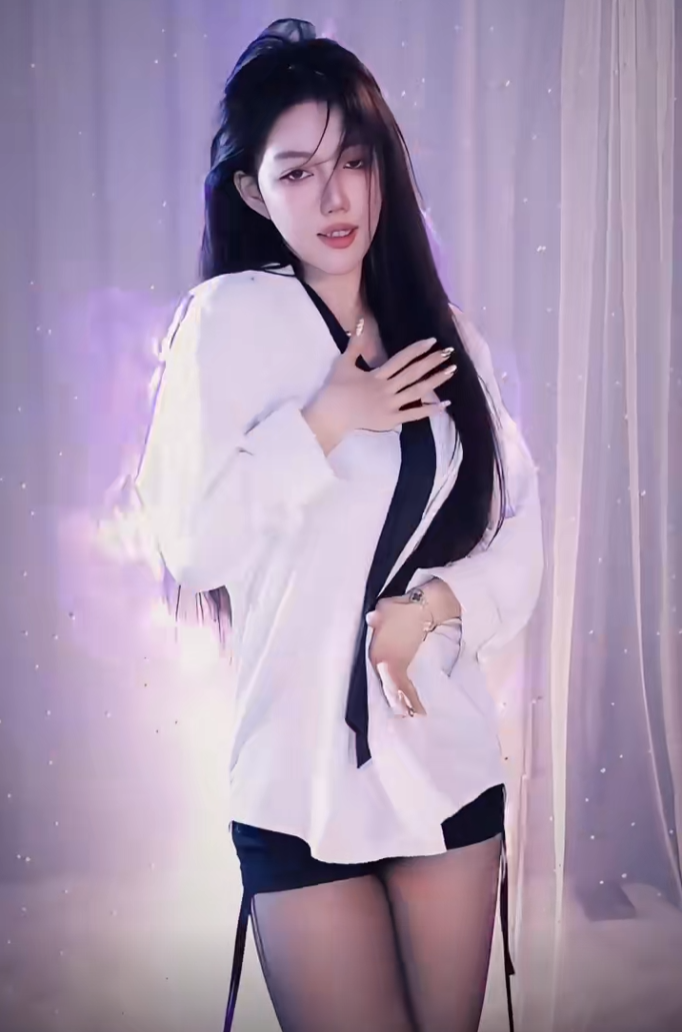 美女主播大胆素颜出镜，王指导秒变“王姨”，化妆后变成另一个人(图1)