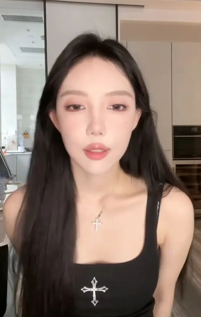 美女主播大胆素颜出镜，王指导秒变“王姨”，化妆后变成另一个人(图4)