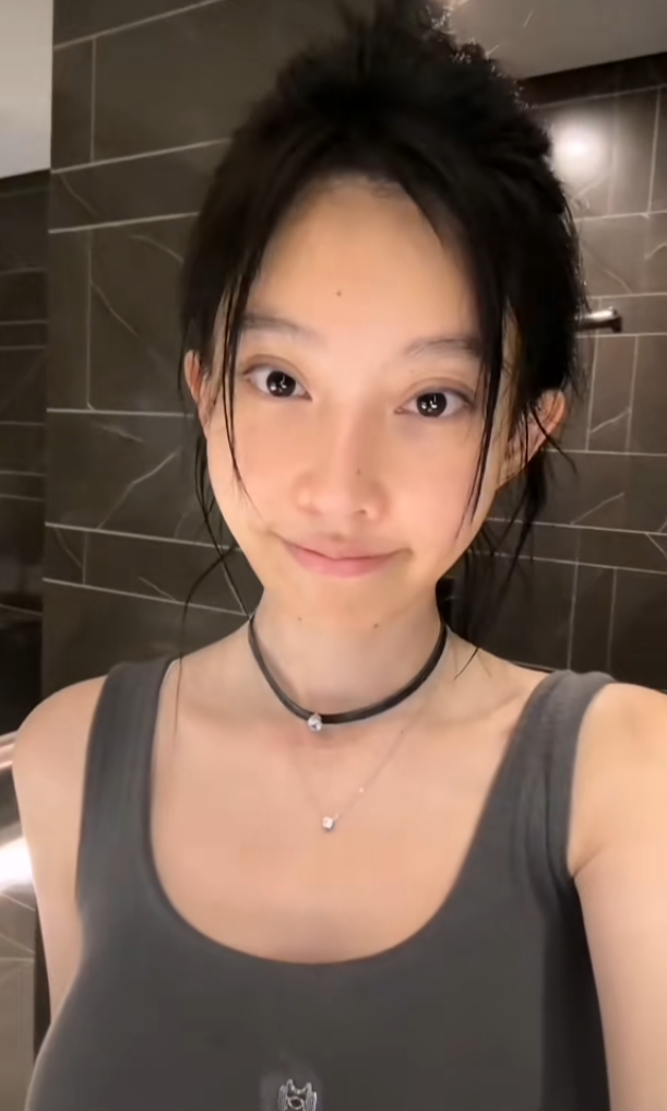 美女主播大胆素颜出镜，王指导秒变“王姨”，化妆后变成另一个人(图5)