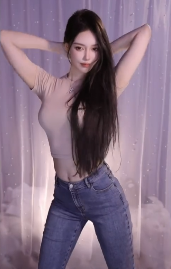 美女主播大胆素颜出镜，王指导秒变“王姨”，化妆后变成另一个人(图6)