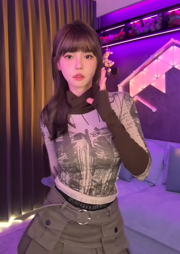 周淑怡首秀尴尬整活儿,没活硬整太无聊,次日人气直接“腰斩”(图1)