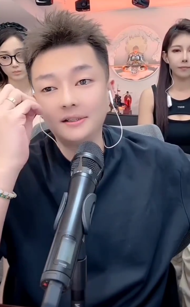 散打点评辛巴宇文泡闹掰,辛巴让刘小啦学习,首场带货必须破亿 !(图1)