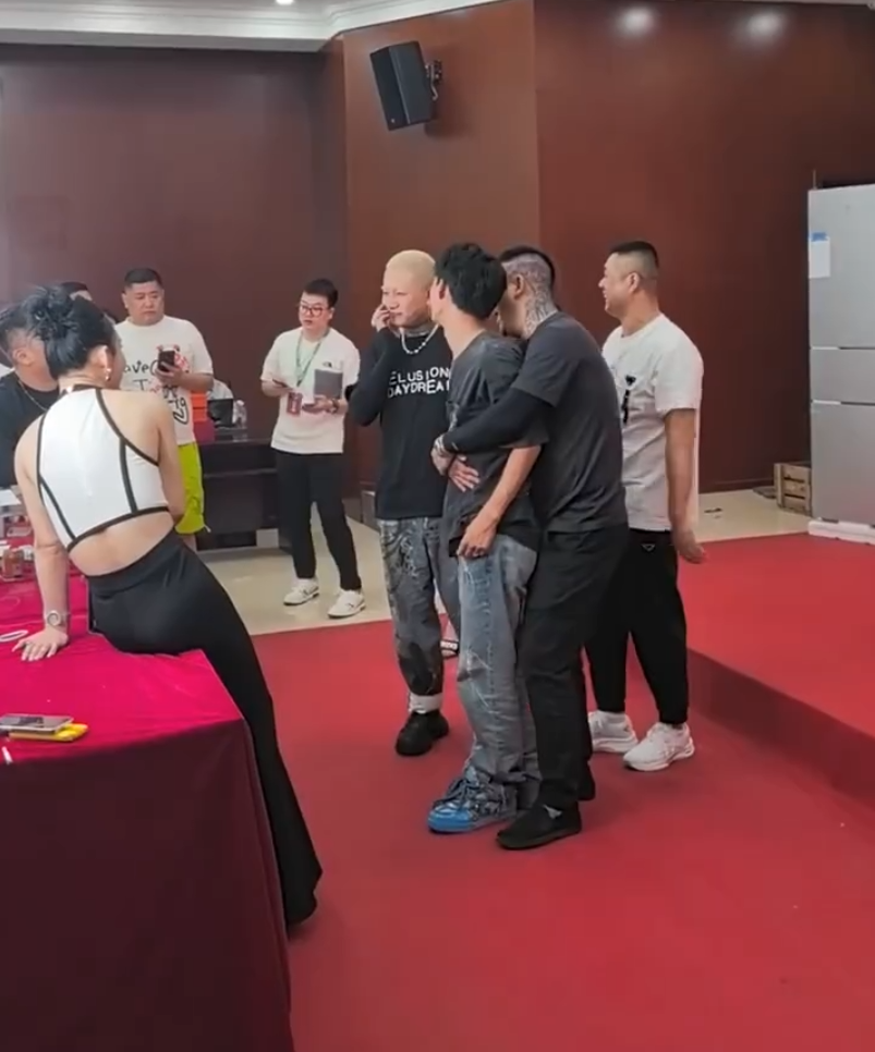 到场网红最全！天津李四活动为争口气，阿哲在抖音拒签八卦主播？(图3)