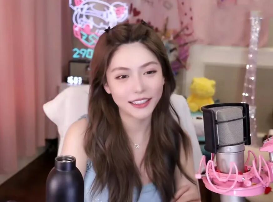 由“三上老师”参与出演，周淑怡试玩恋爱游戏，给出差评申诉退款(图1)