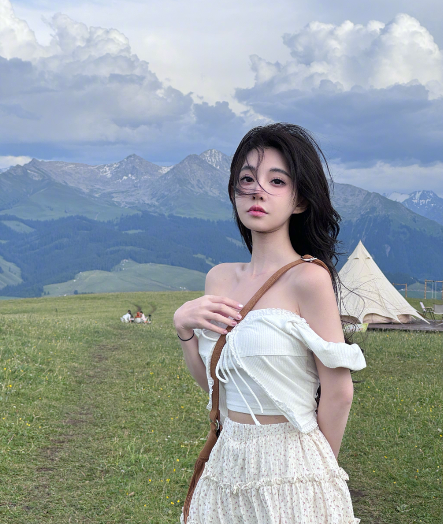 裙子拉链坏了换装失败，冯提莫换装秀缺乏新意，遭吐槽故意骗人气(图1)