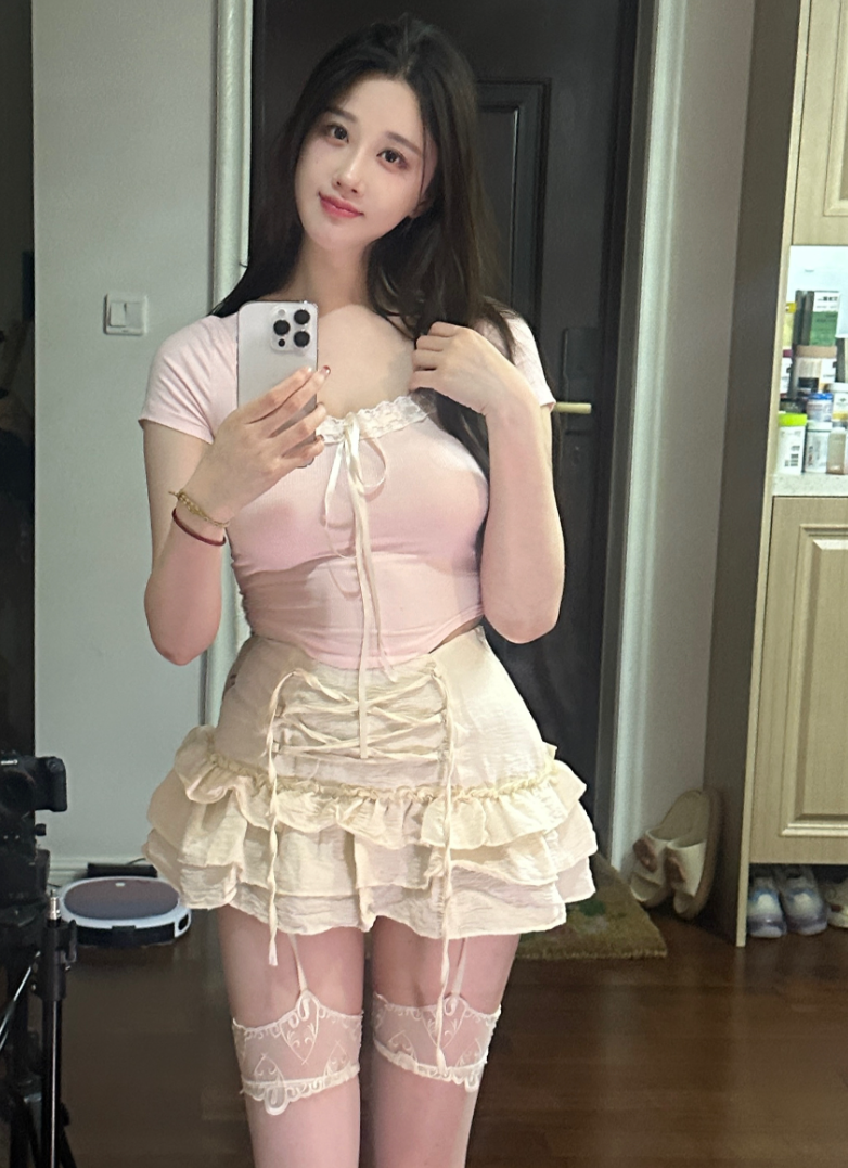 轩子晒照门上有“囍”字，回应是房东女儿婚房，粉丝却只关注身材(图5)