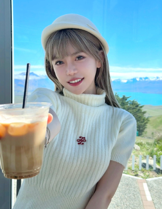 周淑怡跳槽快手首秀,精神小妹去了该去的地方,入乡随俗跳社会摇(图1)