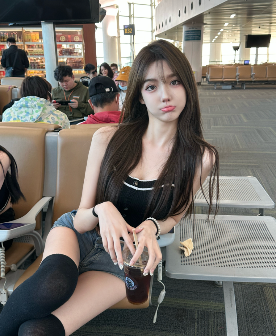 脸部前后60次“修改”，变性网红艾比分享整容经历，还是以前好看(图2)