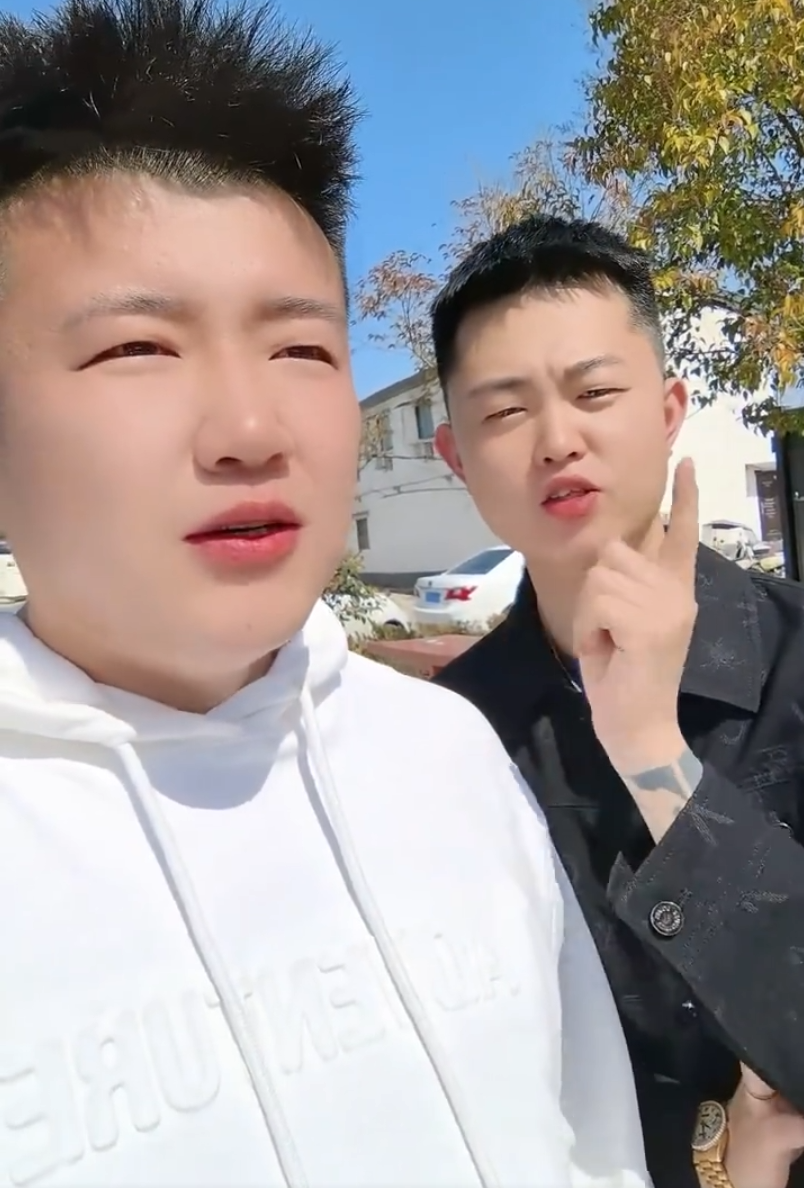 网红二驴老婆平荣建小号“复出”？​巴扎黑：木森每场直播收入200万？(图2)