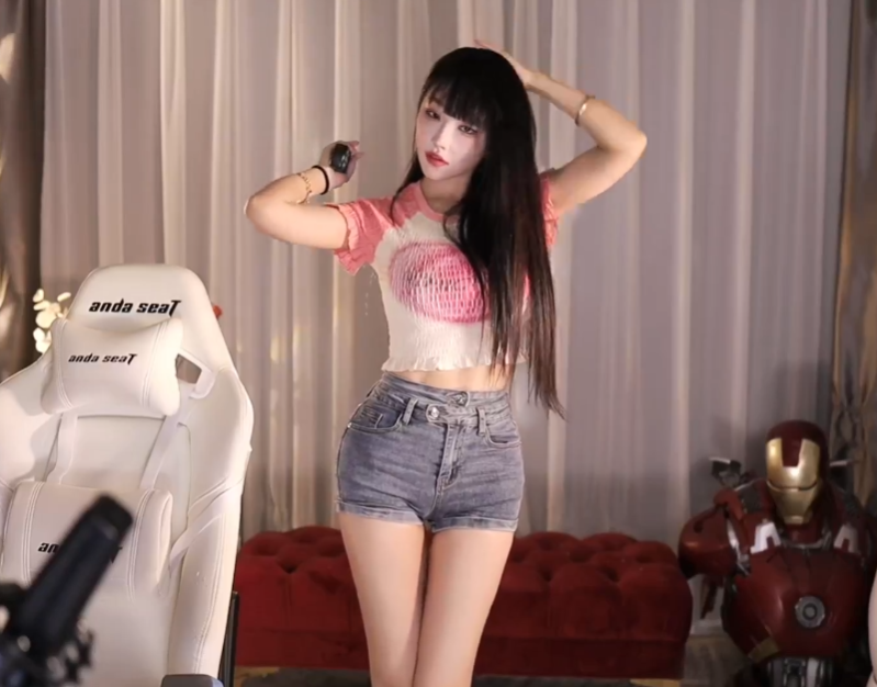 让我赚钱又嫌我穿太少，女主播吐槽父母太严，不让他们看自己直播(图3)