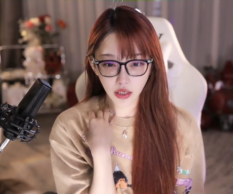 让我赚钱又嫌我穿太少，女主播吐槽父母太严，不让他们看自己直播(图5)