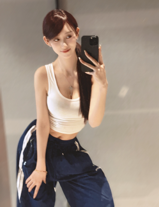 南波儿穿小短裙遭警告,关美颜自嘲“换头”整容,粉丝:原形毕露(图1)