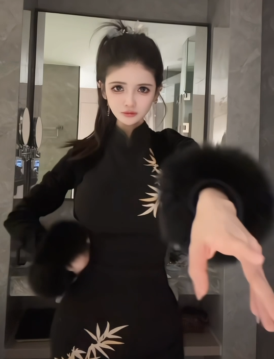 被人外网冒充牟利,狗头萝莉自嘲“女菩萨”,都2025年了吃点好的(图6)