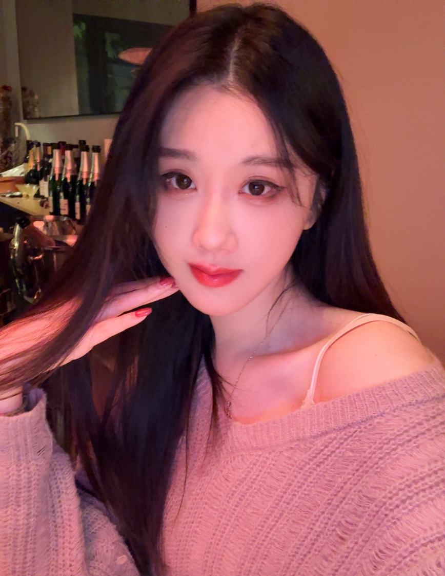 轩子自称“酒店兼职”，晒睡衣照引发热议，粉丝：早这样不就好了(图1)