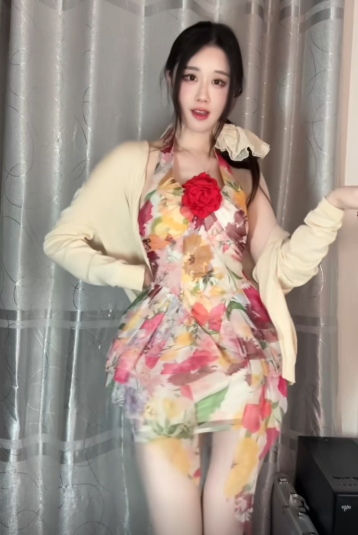 轩子自称“酒店兼职”，晒睡衣照引发热议，粉丝：早这样不就好了(图2)