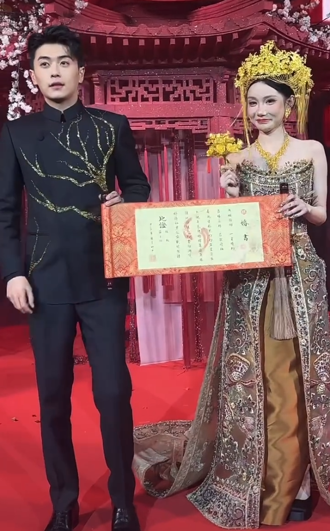 网红薛小婉任权订婚,凤冠价值50万!祁天道被封是因为不懂感恩(图1)