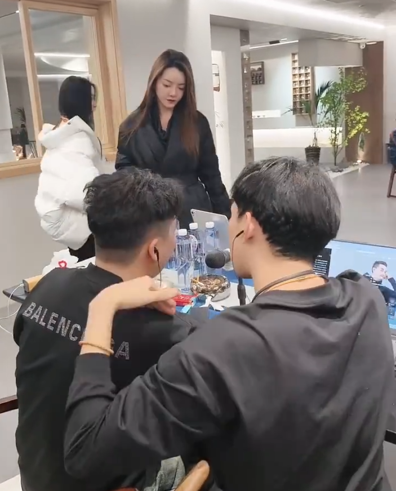 二驴祝福天佑崔阿扎，何时结婚？芮甜甜谈感恩YY，谈浪费3次巨款(图1)