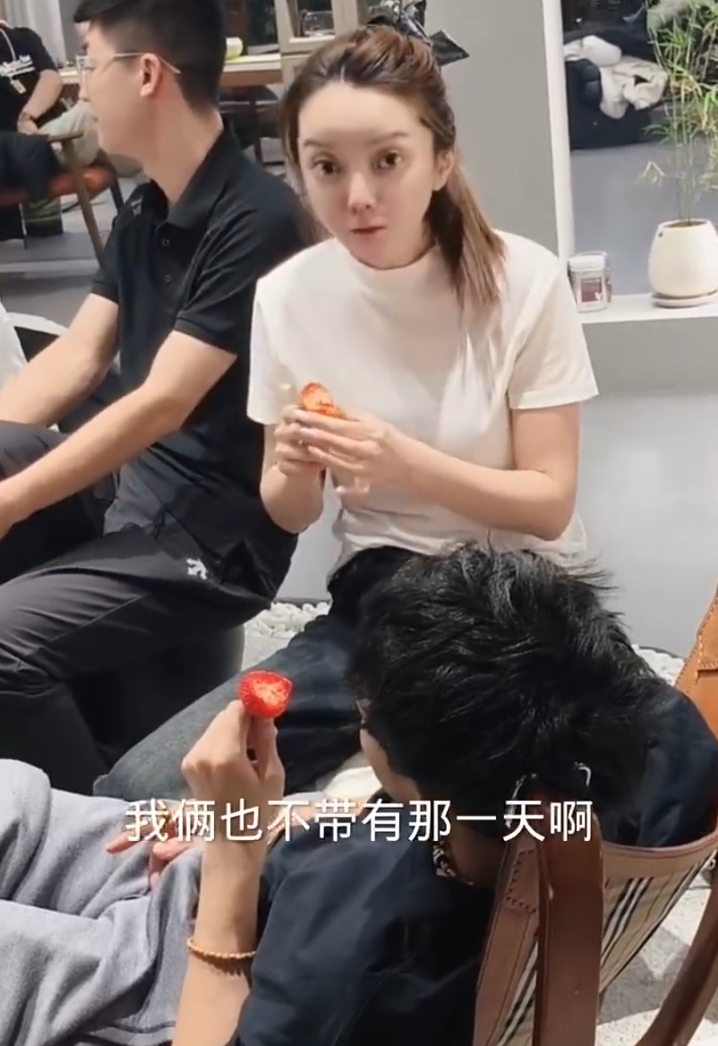 二驴祝福天佑崔阿扎，何时结婚？芮甜甜谈感恩YY，谈浪费3次巨款(图2)