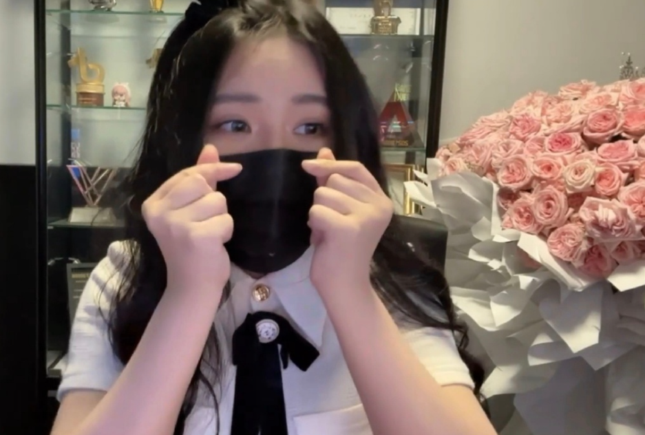 一条小团团现身YY开播，复盘有坚守底线，调侃被网友“判”了8年(图9)